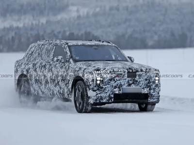 勞斯萊斯純電SUV諜照引熱議，“綠牌”成奢華電動化轉型爭議焦點