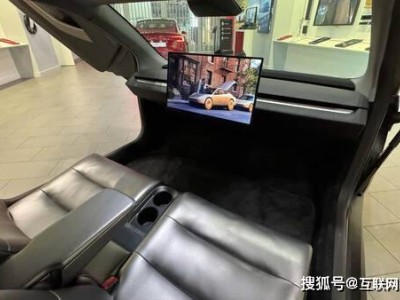 特斯拉Cybercab真容亮相:無方向盤踏板全屏操作,充電靈活還配攝像頭清洗