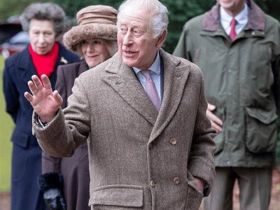 英王查爾斯攜卡米拉亮相 百萬電動蓮花跑車引環保與奢華爭議