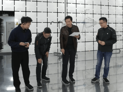 雷軍直播穿勞保鞋引關注!展示姿勢被贊曼妙 網友喊話快去帶貨中年服飾