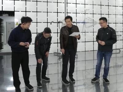 雷軍直播穿勞保鞋引關(guān)注！展示姿勢被贊曼妙 網(wǎng)友笑稱可轉(zhuǎn)行帶貨