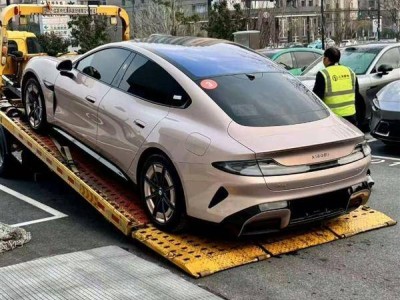 新一代小米SU7流金粉實車亮相 22.99萬起售 女性市場或迎新寵