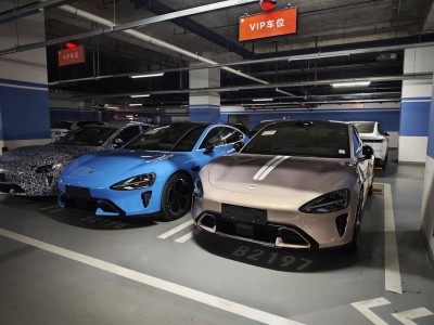 新一代小米SU7實(shí)車曝光！新增多款配色輪轂，690馬力+雙腔空懸實(shí)力升級(jí)