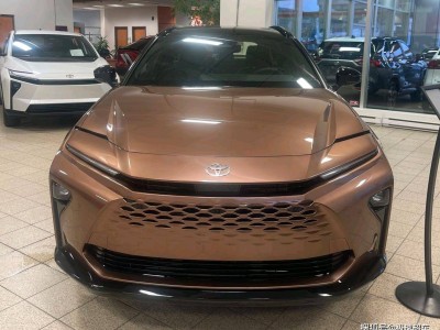 豐田皇冠PHEV版驚艷登場，強勁性能搭配動感設計，引領綠色出行新潮流