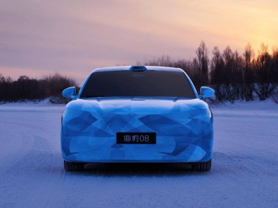 雪地亮相展風采！比亞迪海豹 08 官方偽裝照發布，預計 2026 年首季亮相