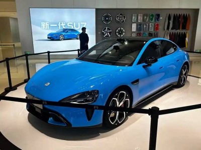 新小米SU7實車亮相門店!新增卡布里藍車漆,續航升級Max版達835km