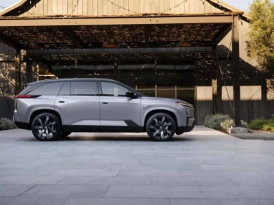 豐田純電漢蘭達(dá)登場(chǎng)：超長(zhǎng)軸距大空間，續(xù)航快充外放電，配置亮點(diǎn)多