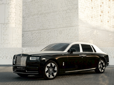 勞斯萊斯幻影定制版閃耀登場 激光雕刻引擎蓋開啟奢華汽車新境界