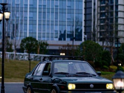 奔馳E300L三千公里實測:豪華體驗拉滿,但停車與油耗成甜蜜負擔