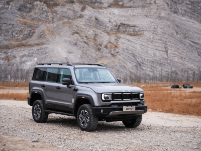 BJ40燃油VS坦克300：誰才是硬派越野“終極玩家”的專屬座駕？