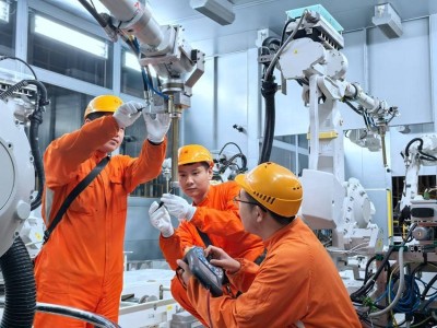 春節(jié)假期“不打烊” 95后勞模帶隊智修護航紅旗產(chǎn)線