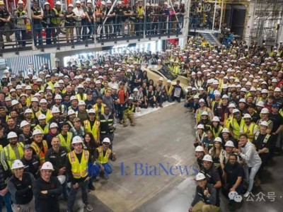 特斯拉Cybercab正式下線:無方向盤踏板設(shè)計,或開啟無人駕駛新篇章