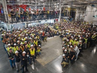 特斯拉Cybercab量產(chǎn)首臺下線 得州工廠開啟無方向盤自動駕駛新篇章