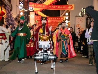 龍游非遺巡游遇上科技萌寵，機器狗舞獅解鎖新年別樣歡樂！