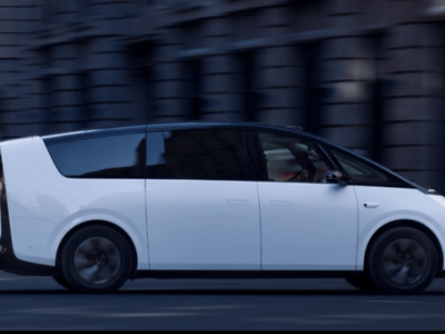 理想MEGA空間設計驚艷：二排旋轉90度秒變橫向零重力座椅 家庭出行新選擇