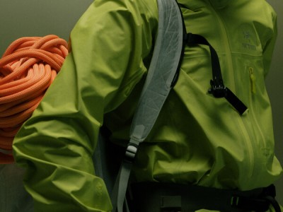 始祖鳥ARC'TERYX全新Alpha SL Kit：輕量高效，為阿式攀登者解鎖高山探索新體驗