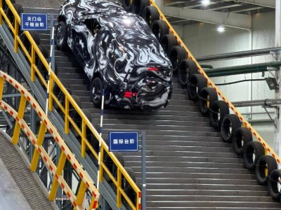 仰望新車挑戰天門山陡坡：精準控制技術助力如履平地