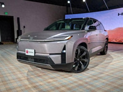 豐田漢蘭達純電版登場：續航空間有亮點，33萬起售能贏國產對手嗎？