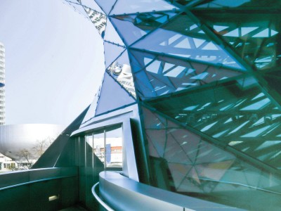 寶馬集團(tuán)2025年穩(wěn)健前行：多元?jiǎng)恿Σ季秩?新世代車型加速中國(guó)落地