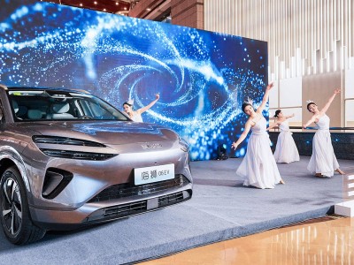 魔都鬧市雙車閃耀登場 比亞迪海洋網攜二代刀片電池開啟全民閃充時代