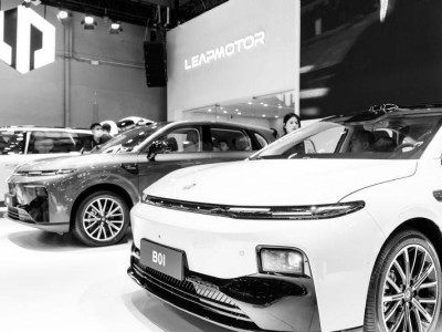 零跑汽車2025年首度盈利5.4億 2026年推多款新車劍指百萬銷量目標