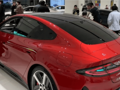 新小米SU7上市首日人氣爆棚！試駕預約火爆，銷售：定制款最快4月可提車