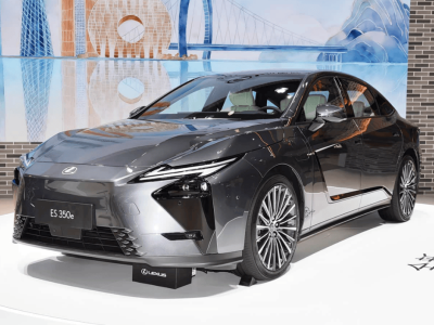 雷克薩斯全新ES開啟預(yù)售！設(shè)計(jì)動(dòng)力全面升級(jí)，老款燃油版同堂銷售