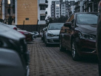 電瓶沒電別抓瞎！新手實操5分鐘搭電救車，輕松化解上班危機