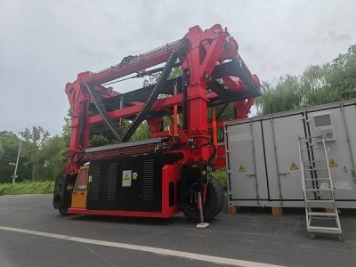 油電混動(dòng)跨運(yùn)車:動(dòng)力隨心切換,滿足多元作業(yè)環(huán)保經(jīng)濟(jì)雙需求