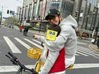 黃曉明帶兒子騎行引熱議，未注意交規(guī)公開致歉，育兒路上敲響警鐘