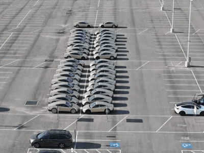 特斯拉Cybercab量產邁出關鍵步:60臺帶方向盤實車亮相得州工廠