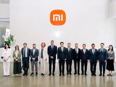 西班牙首相桑切斯探訪小米總部:試用手機試乘汽車 與雷軍互動交流