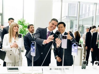 西班牙首相桑切斯探訪(fǎng)小米總部 試小米手機(jī)還體驗(yàn)YU7 天際屏獲贊