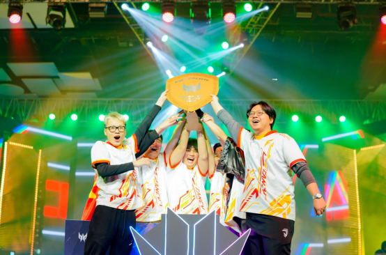 圖片包含 場景, 華美, 男人, 彩色 AI 生成的內容可能不正確。