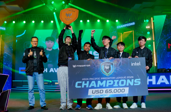 一群人站在臺上 AI 生成的內容可能不正確。