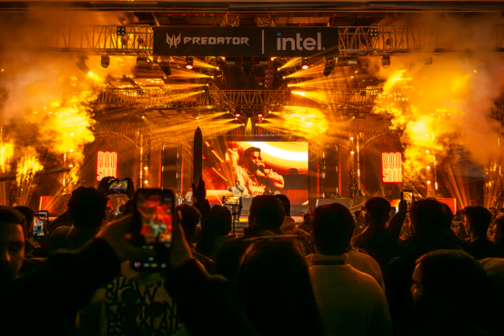 燈光下的人群 AI 生成的內容可能不正確。