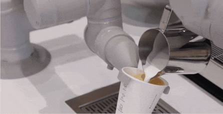 不做人形、不跳舞:他家的具身智能憑什么在100+城市賣出400萬杯咖啡?