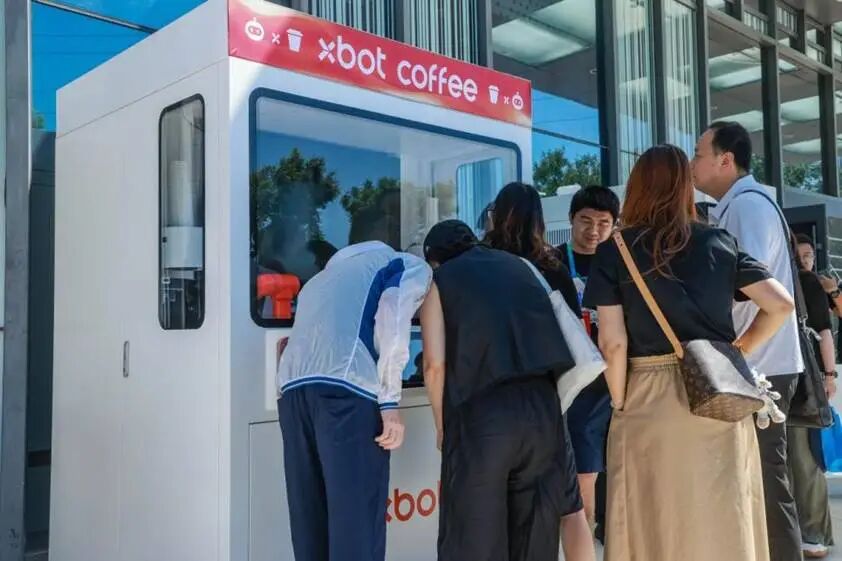 不做人形、不跳舞:他家的具身智能憑什么在100+城市賣出400萬杯咖啡?