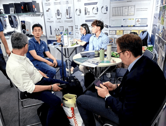 鯨翼在德國慕尼黑電動車充電設備展上與海外客戶交流溝通