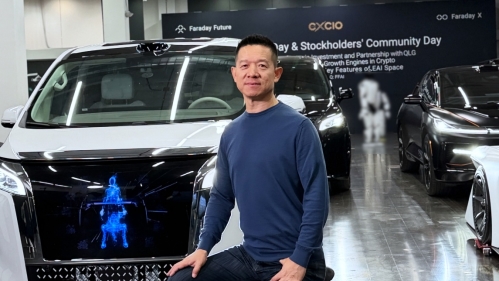 男人站在汽車旁邊
AI 生成的內容可能不正確。