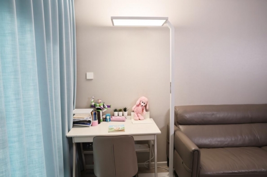 房間里的窗簾 描述已自動生成